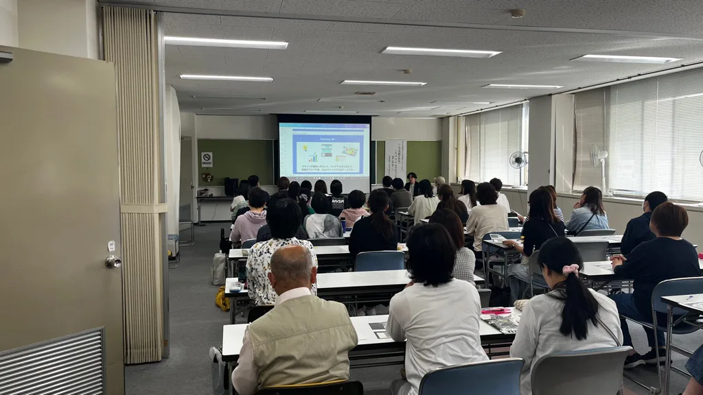 スクリーンでCanvaでできることを説明している講習室の後方からの様子